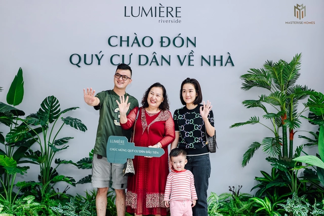Hàng trăm cư dân hào hứng nhận căn hộ đẳng cấp, chia sẻ sự ấn tượng và niềm vui khi “về nhà” mới