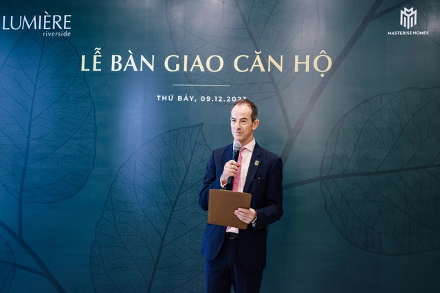 Ông Julian Wyatt - Giám đốc Điều hành Masterise Property Management chia sẻ niềm vui cùng quý cư dân