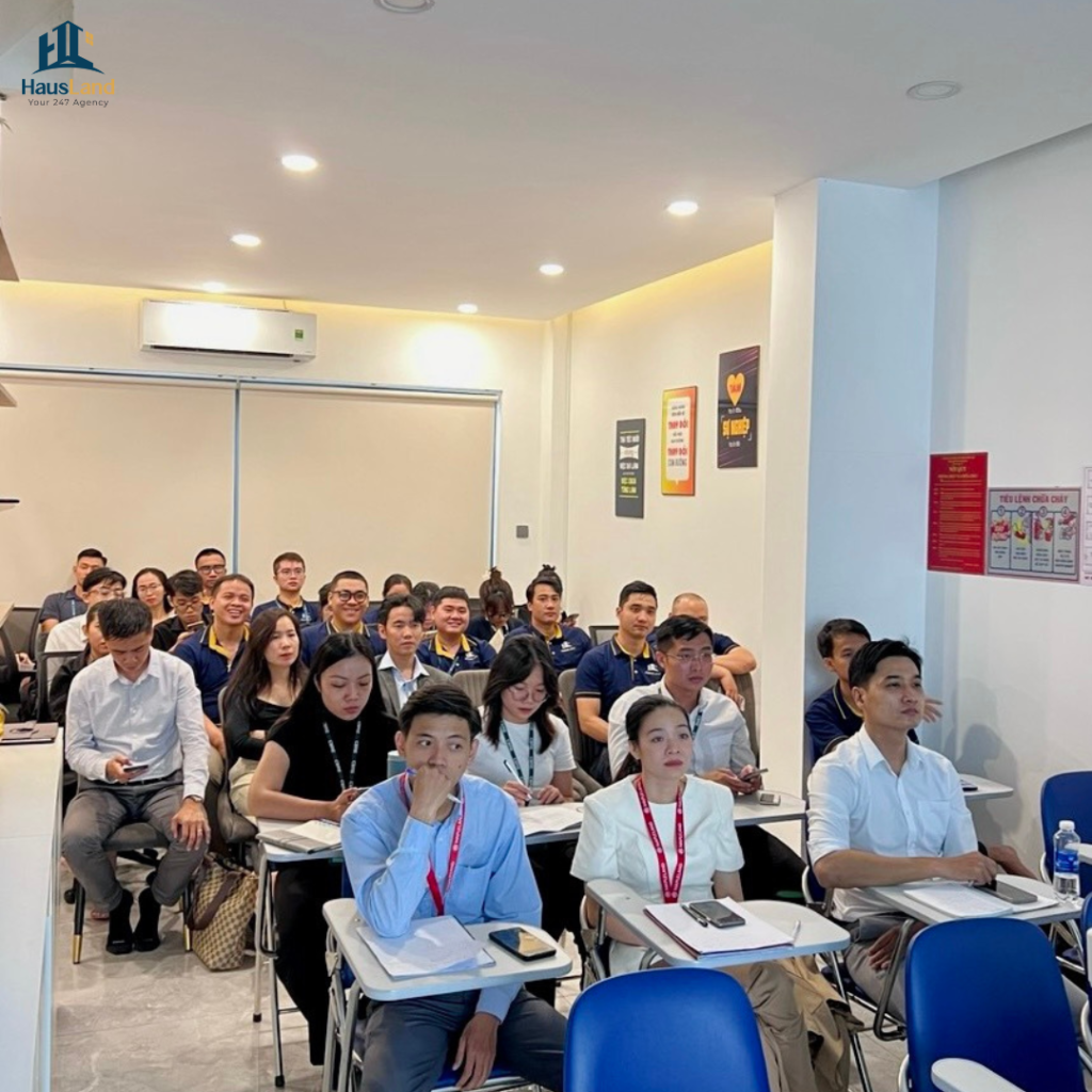 Buổi đào tạo có sự góp mặt đầy đủ HausLand Team và quý sàn liên kết
