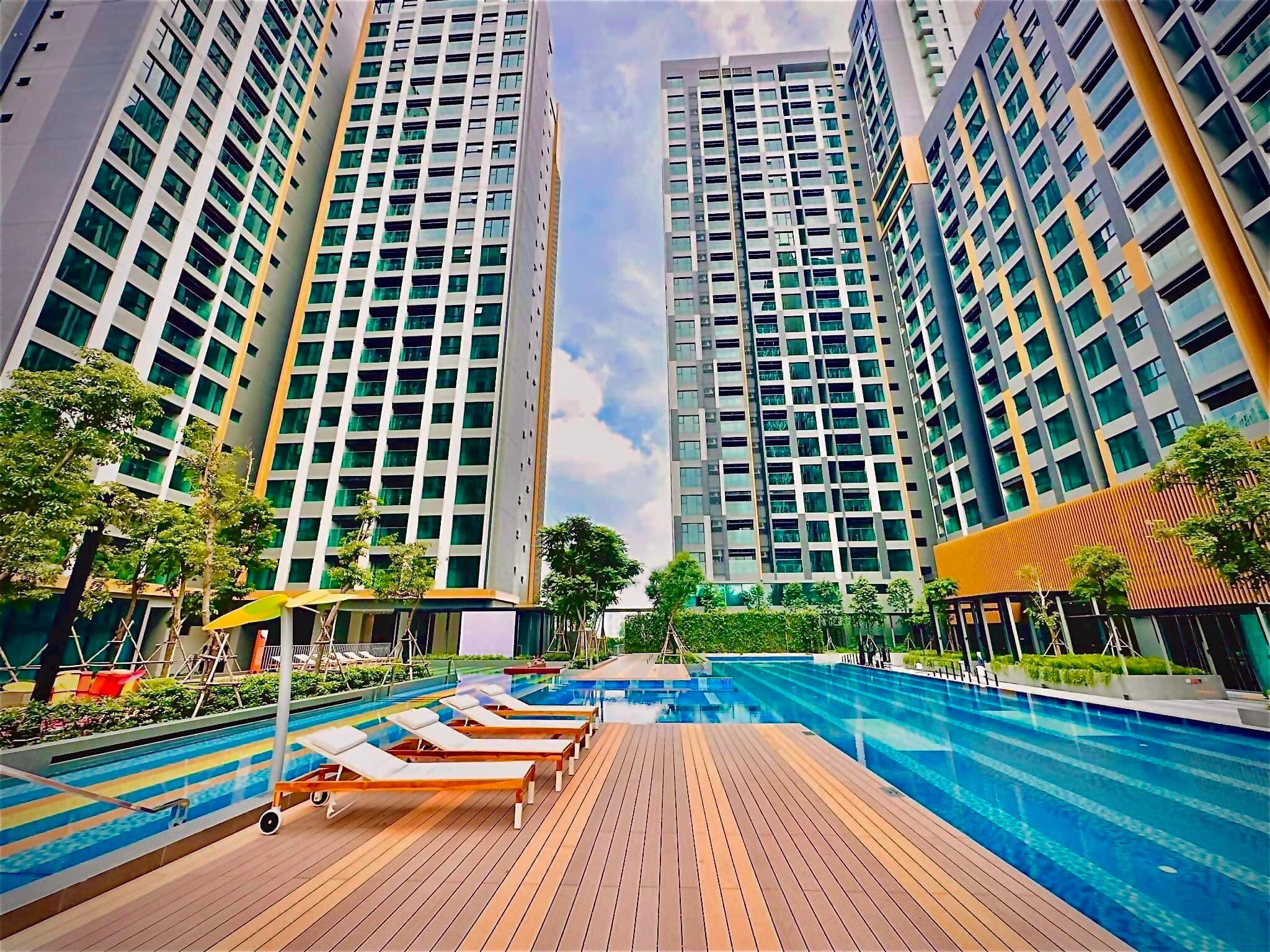 Tầng trệt có Hồ bơi tràn 50m, nơi cư dân có thể thoải mái bơi lội và thư giãn