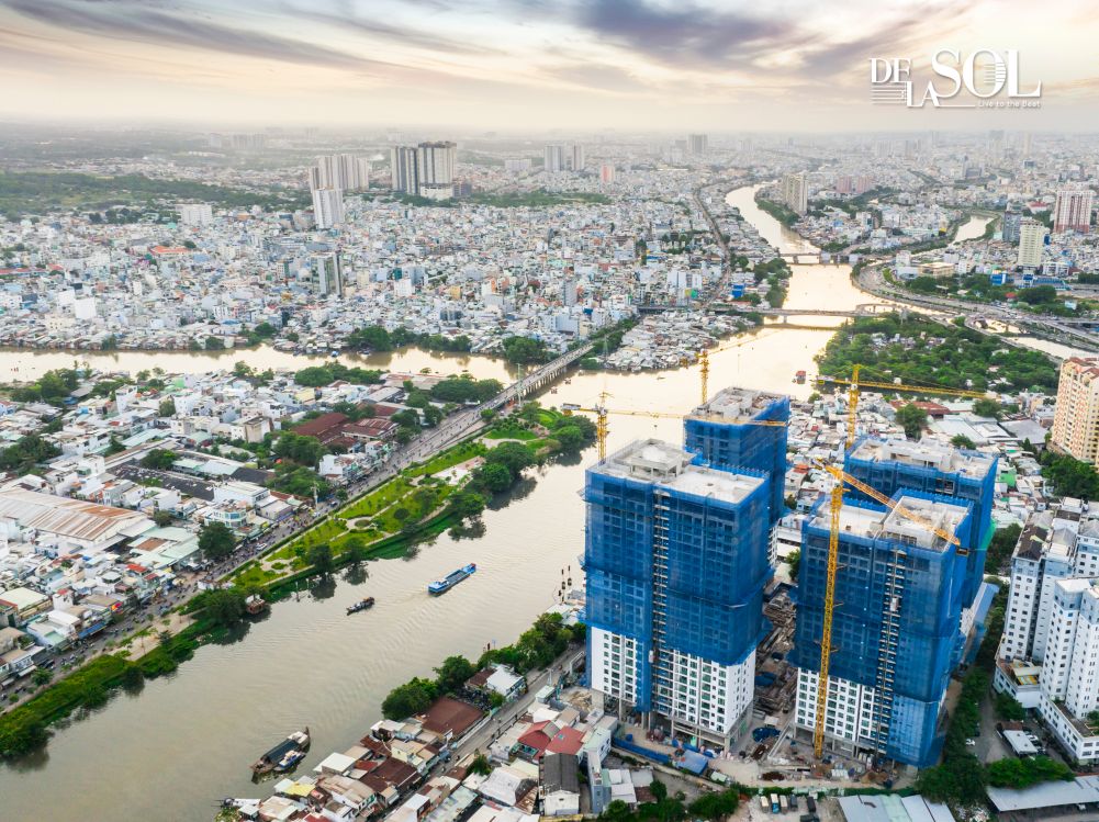 Tọa lạc tại Quận 4, cách trung tâm thành phố 5 phút lái xe, dự án De La Sol với quy mô 870 căn cung cấp nhiều loại hình căn hộ từ một đến ba phòng ngủ và Sky Suite với diện tích từ 60 đến 196 m2