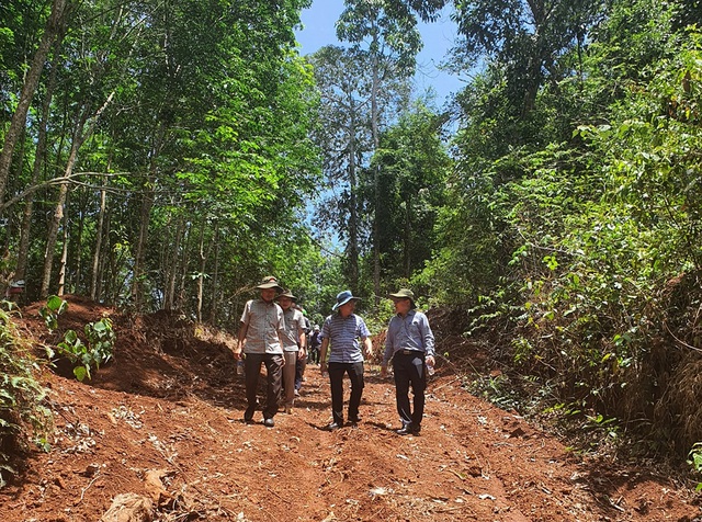 Lãnh đạo tỉnh Lâm Đồng và các sở ngành, địa phương kiểm tra thực địa 2 tuyến cao tốc