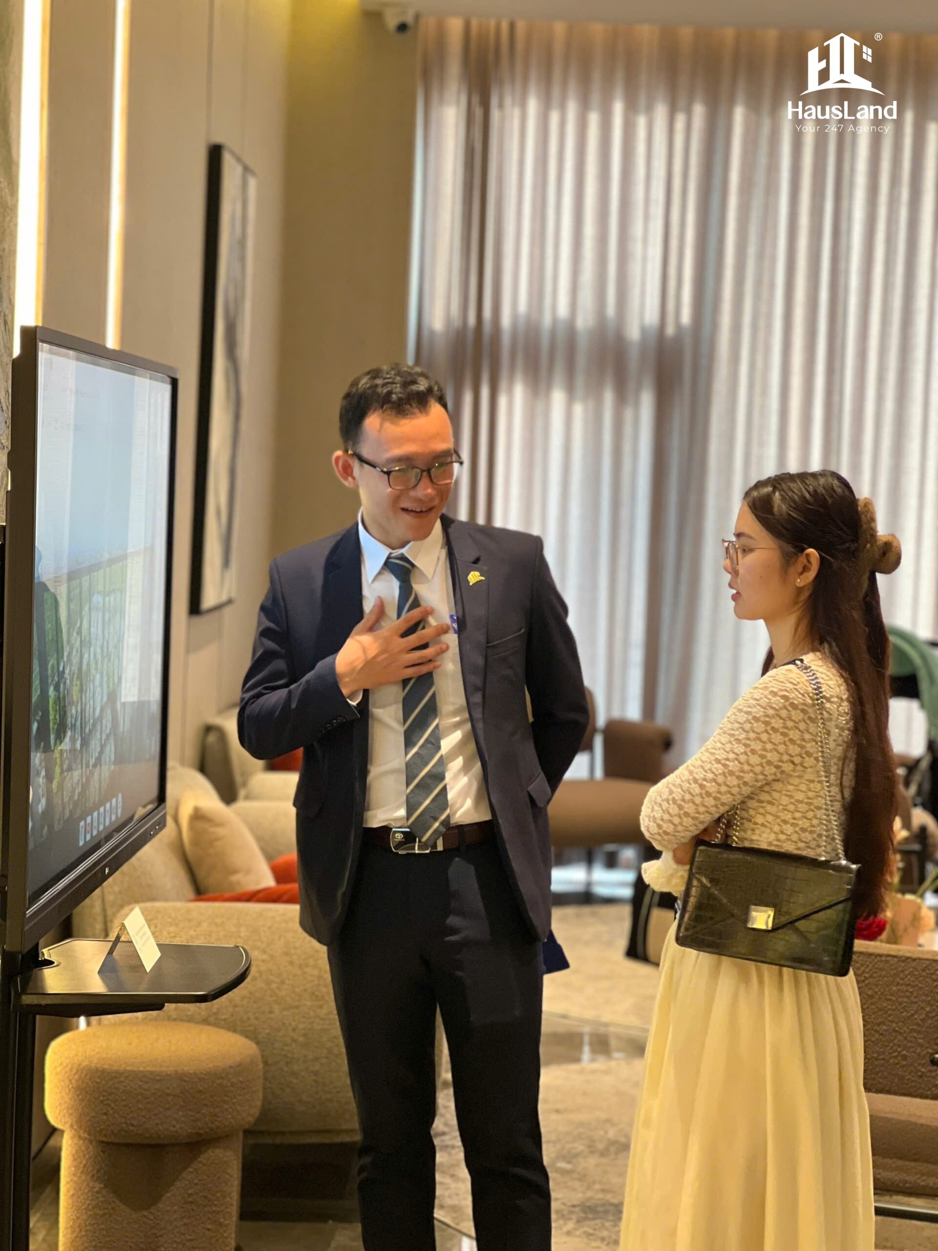 HausLand cùng khách tham quan dự án