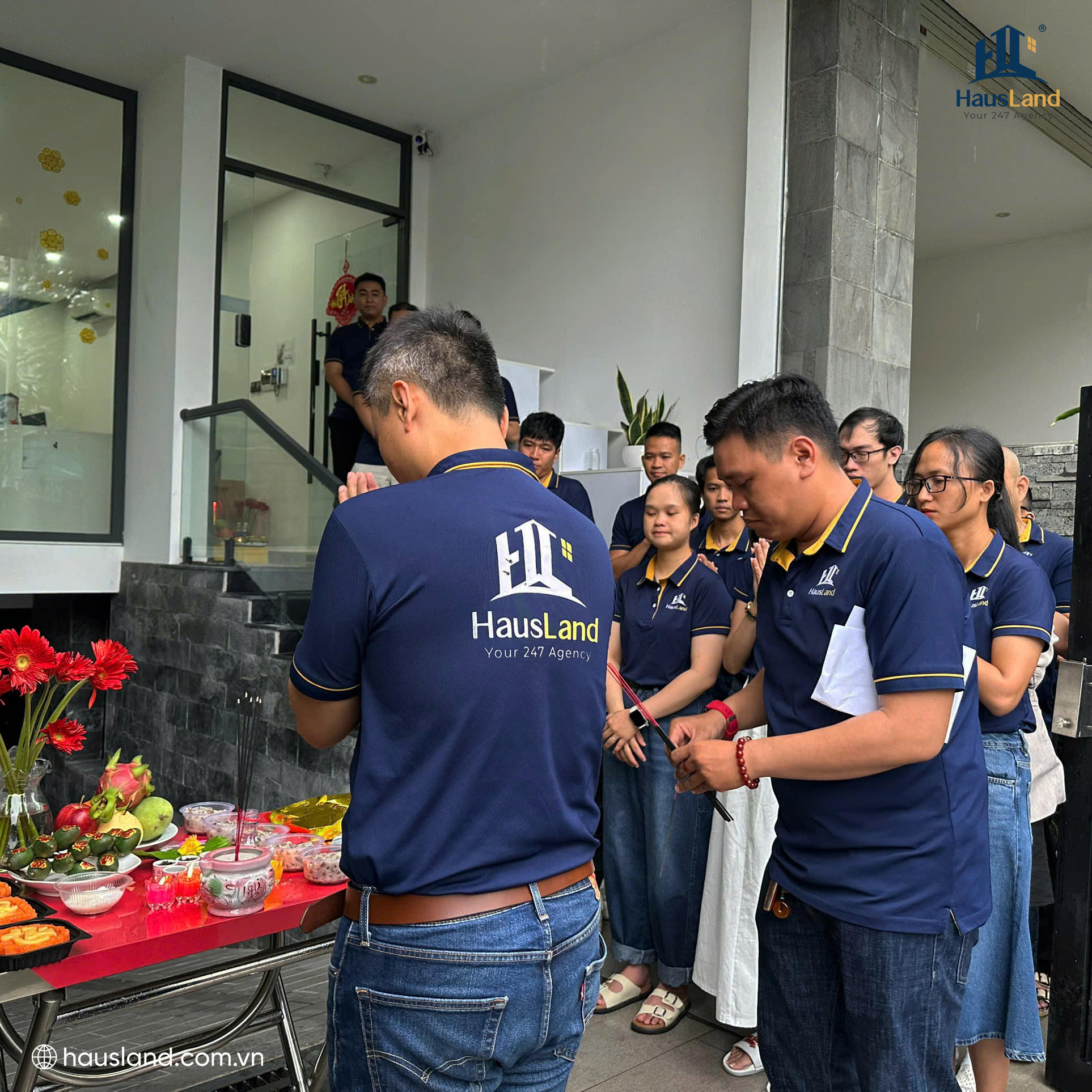 HausLand khai xuân hồng phát 2026: Khởi đầu rực rỡ, bứt phá thành công 8 Các thành viên có mặt đầy đủ tại lễ cúng, khai trương đầu năm 2026