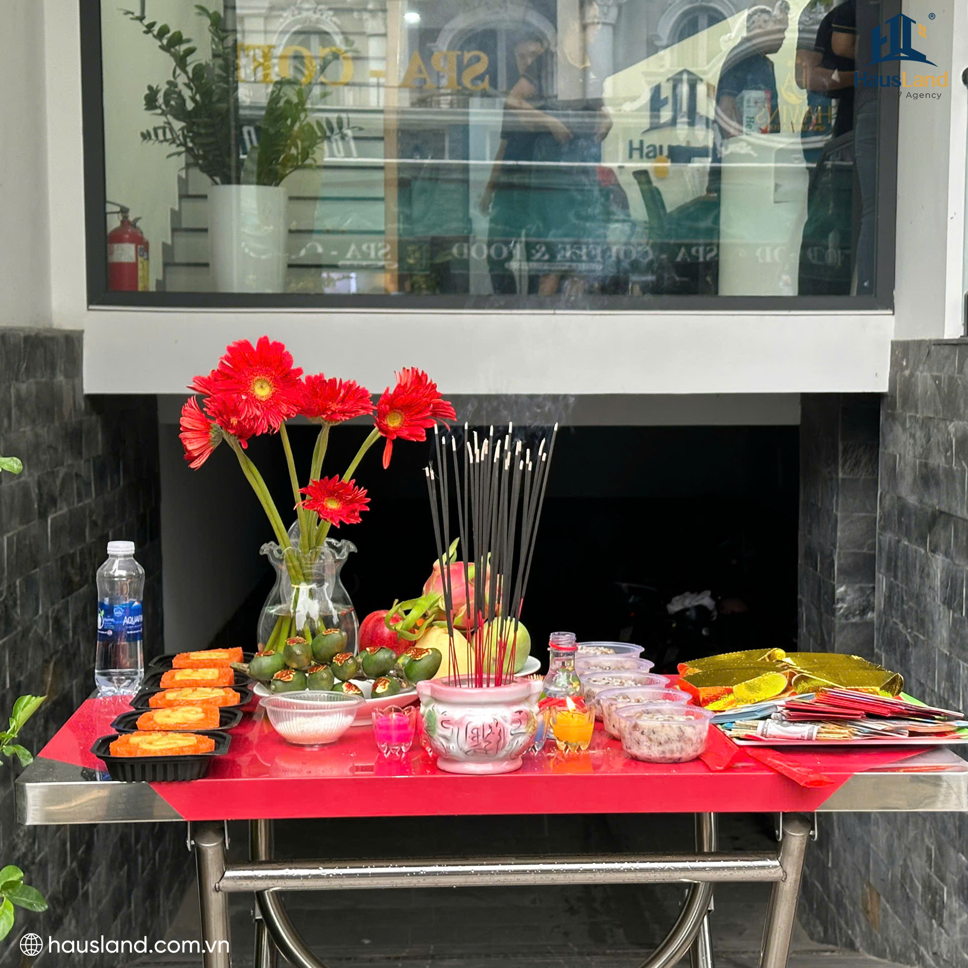 HausLand khai xuân hồng phát 2026: Khởi đầu rực rỡ, bứt phá thành công 4 Bàn lễ cúng đầu năm đầy đủ, trang nghiêm