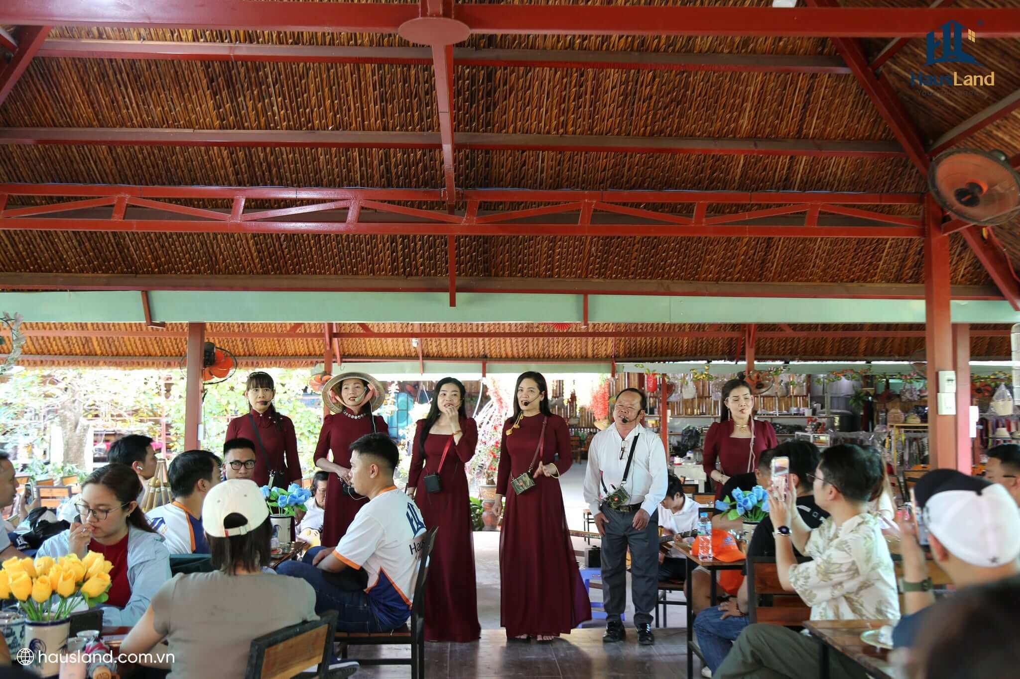 HausLand Family Day 2026: Gắn kết từ những điều giản dị 27 Nghe hát đờn ca tài tử