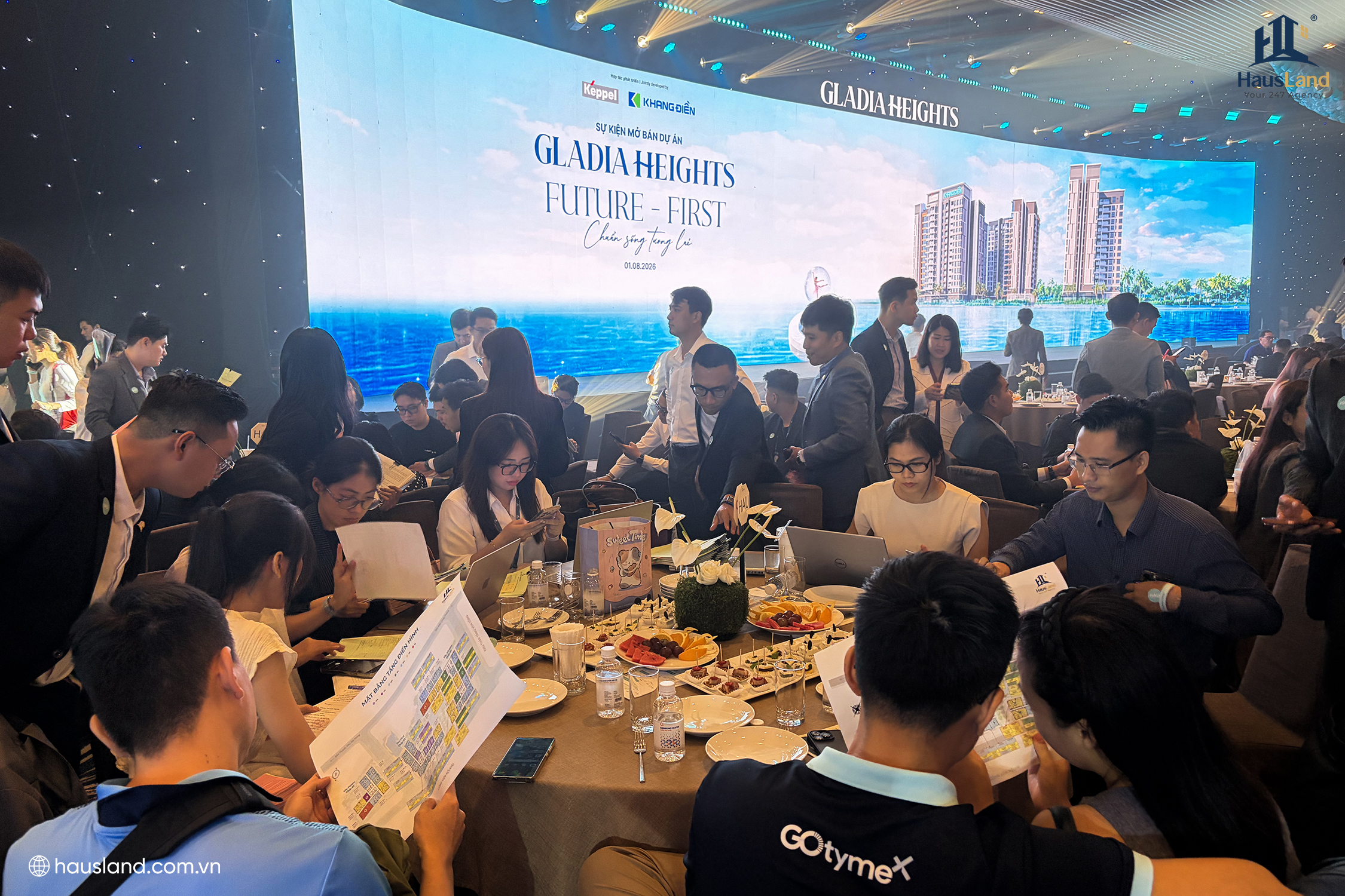 Chính thức mở bán Gladia Heights - Khởi đầu hành trình chuẩn sống tương lai 5 Đông đảo quý khách hàng, nhà đầu tư tham dự sự kiện mở bán Gladia Heights