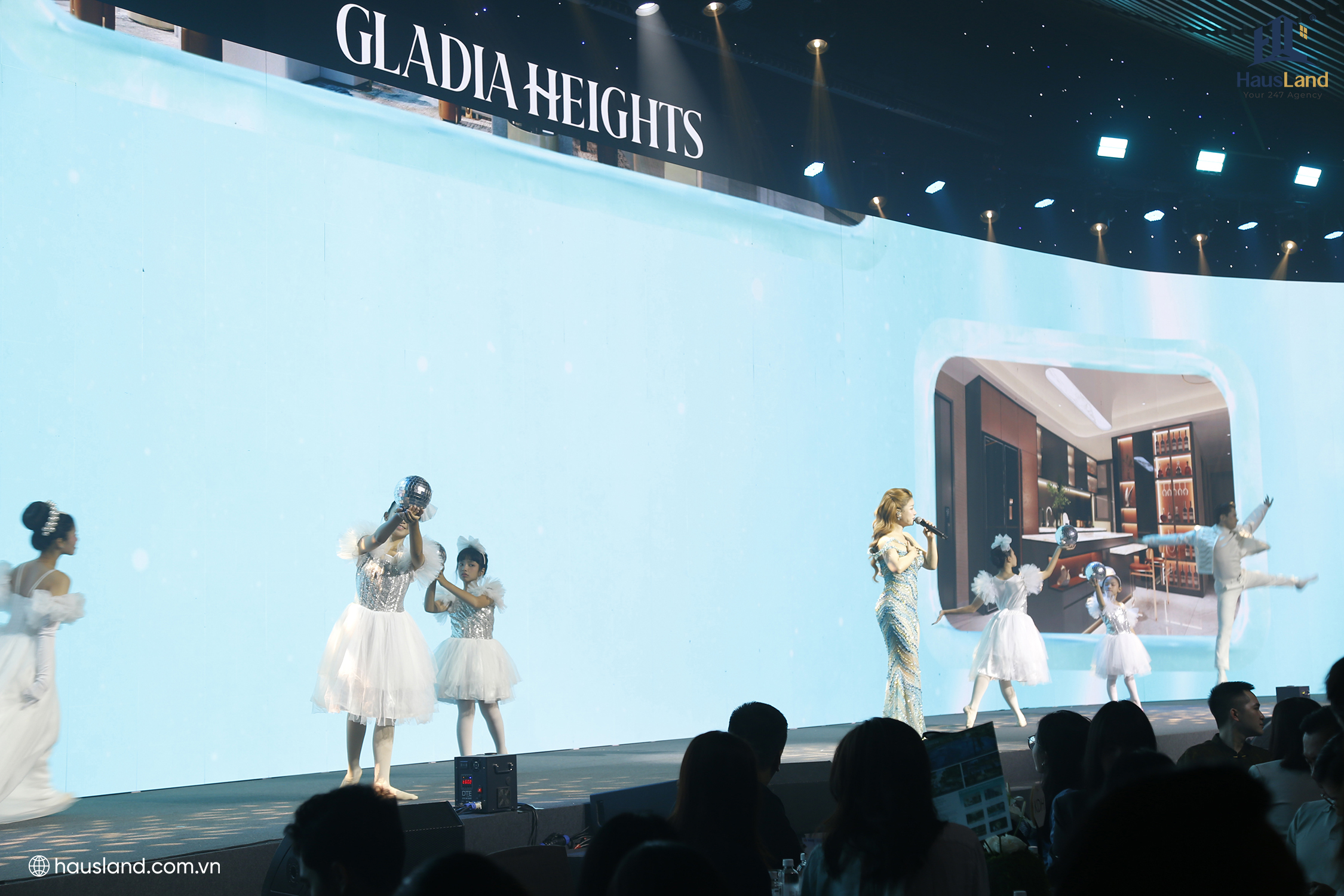 Chính thức mở bán Gladia Heights - Khởi đầu hành trình chuẩn sống tương lai 6 Ca sĩ Dương Hoàng Yến mở đầu sự kiện mở bán Gladia Heights